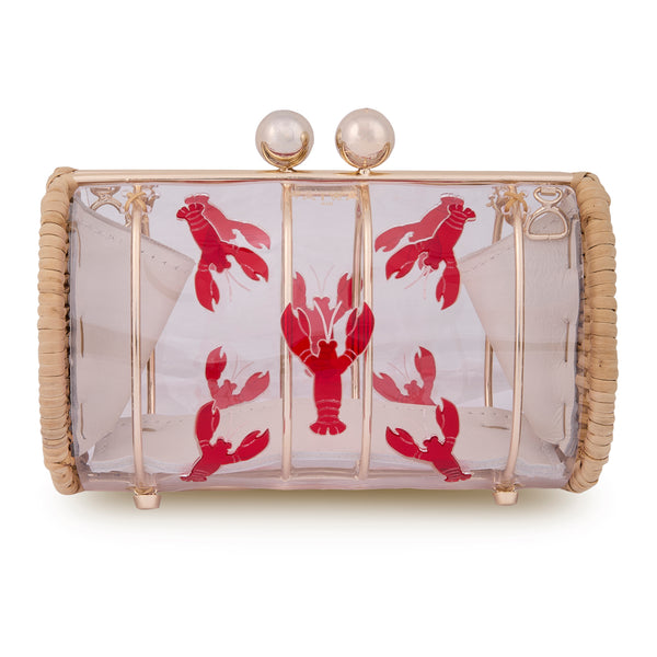 Clutch estruturada em rattan com corpo em acrílico transparente, estampa divertida de lagostas vermelhas e fecho metálico dourado no topo.