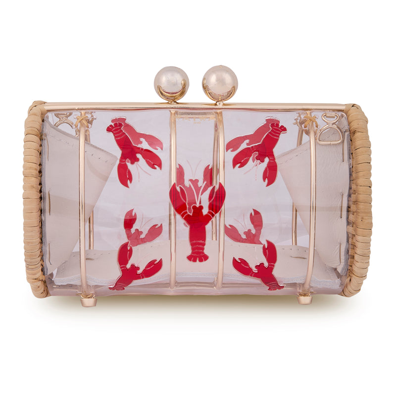 Clutch estruturada em rattan com corpo em acrílico transparente, estampa divertida de lagostas vermelhas e fecho metálico dourado no topo.