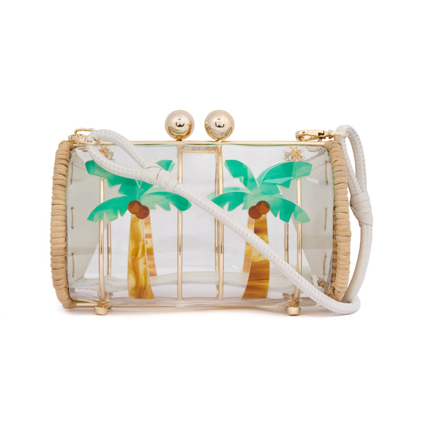 Bolsa clutch artesanal em rattan natural, corpo em acrílico transparente, decorada com estampa de palmeiras e fecho metálico dourado.