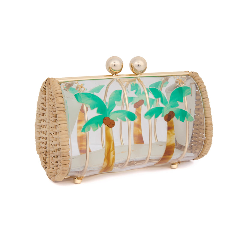 Clutch autoral em rattan e acrílico transparente, frente ilustrada com duas palmeiras verdes e fecho dourado.