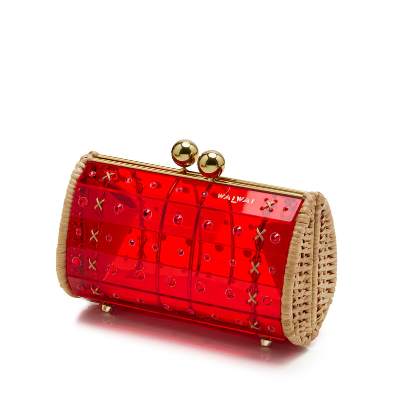 Clutch estruturada em rattan com corpo em acrílico vermelho translúcido, aplicação de cristais circulares e fecho metálico dourado no topo.