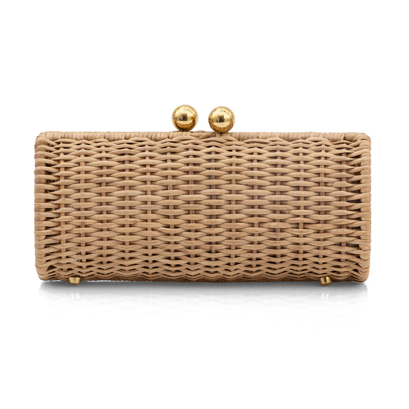 Bolsa clutch em rattan natural retangular, decorada com flores esmaltadas em marfim e detalhes metálicos dourados no fecho e na base.