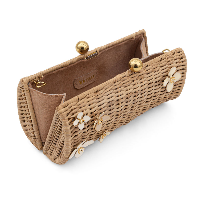 Bolsa clutch artesanal em rattan natural com design retangular, aplicações florais em marfim e detalhes metálicos dourados.