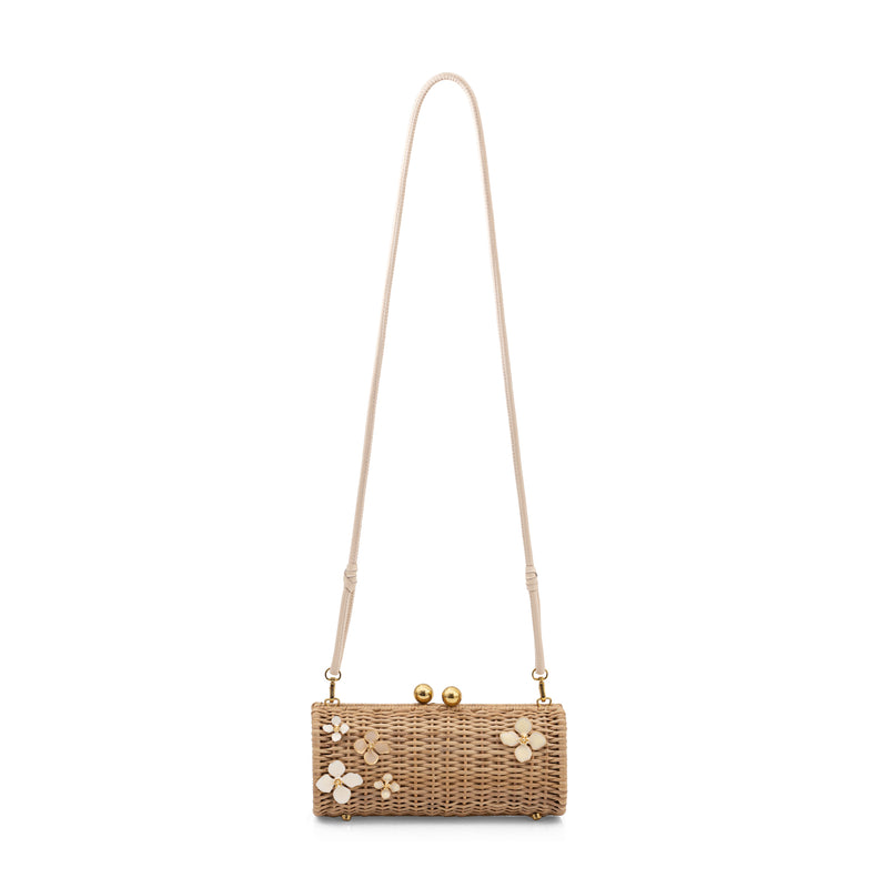 Clutch retangular em rattan natural com aplicação de flores esmaltadas em tom marfim, fecho e pés metálicos dourados.