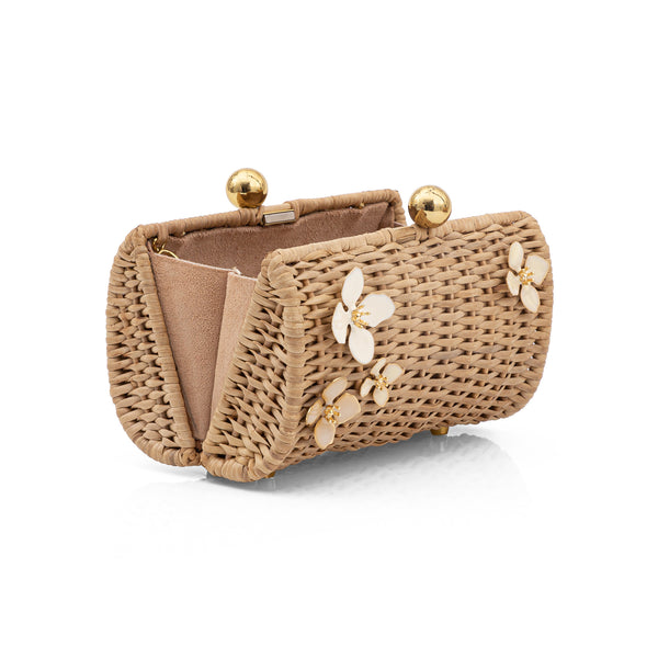 Bolsa clutch em rattan natural pequena, decorada com flores esmaltadas em marfim e acabamentos dourados no fecho e pés metálicos.