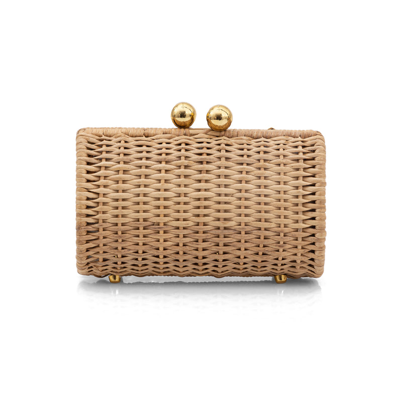 Clutch pequena estruturada em rattan natural, aplicação de flores esmaltadas em marfim e detalhes metálicos dourados no fecho e na base.