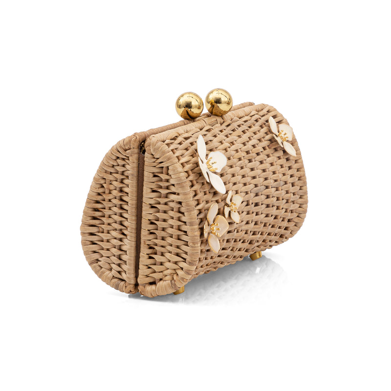 Clutch em rattan natural pequena com flores esmaltadas em marfim e acabamento dourado no fecho e pés.