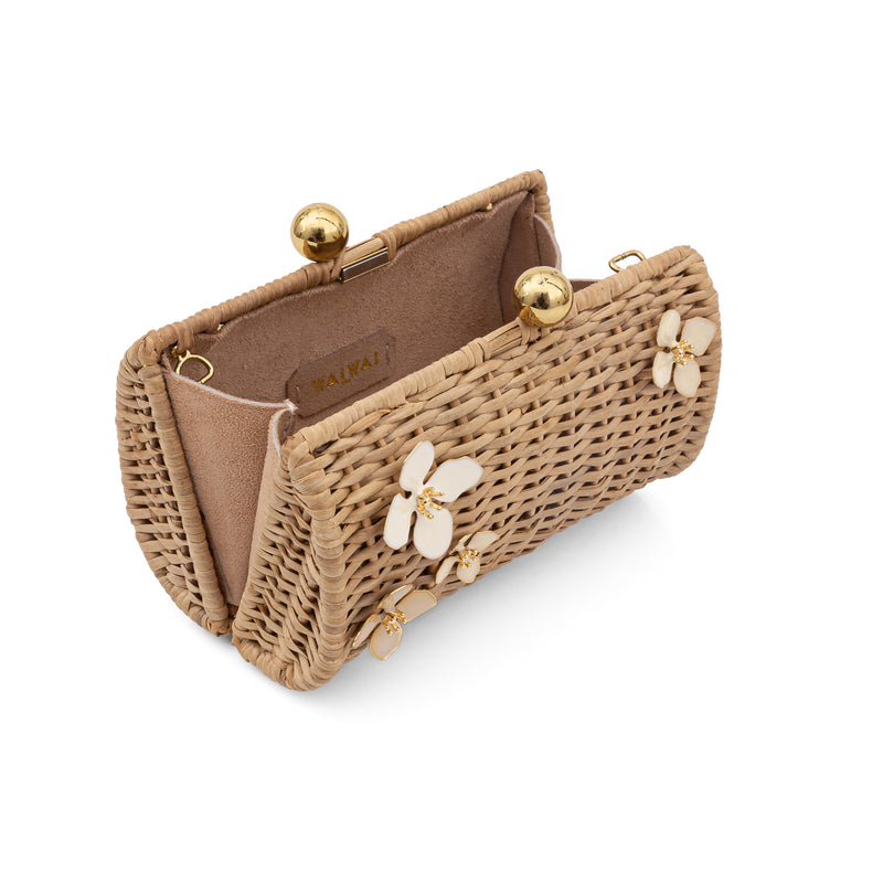 Clutch pequena em rattan natural decorada com flores esmaltadas em tom marfim, fecho dourado e pés metálicos em dourado.