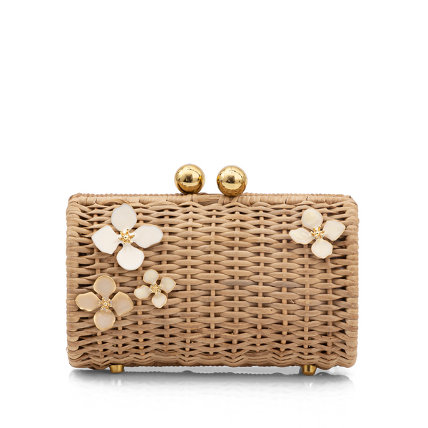Bolsa clutch pequena em rattan natural com aplicação de flores esmaltadas em tom marfim e detalhes dourados no fecho e nos pés metálicos.