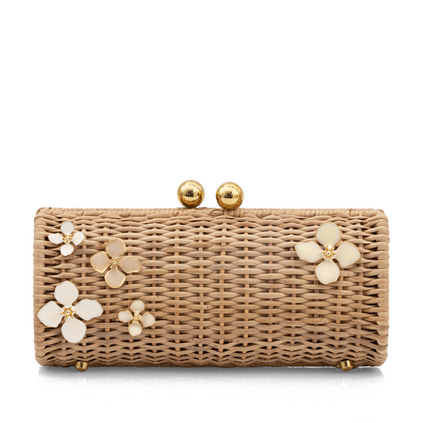 Bolsa clutch retangular em rattan natural com aplicação de flores esmaltadas em tom marfim e detalhes dourados no fecho e nos pés metálicos.