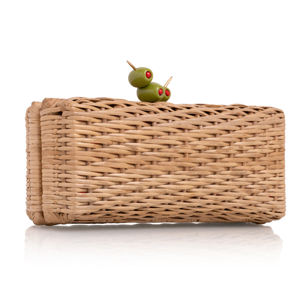 Clutch estruturada em rattan natural com fecho divertido em formato de espetinho de azeitonas verdes com detalhe vermelho.