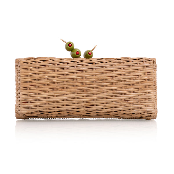 Clutch estruturada em rattan natural com fecho divertido em formato de espetinho de azeitonas verdes com detalhe vermelho.