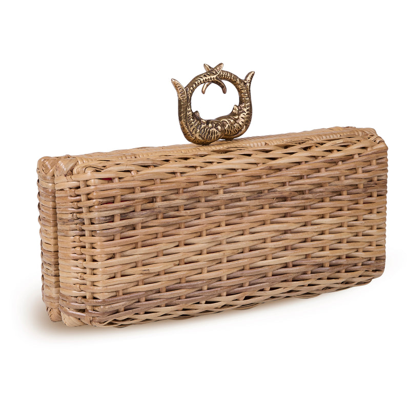 Clutch estruturada em rattan natural com fecho metálico dourado em formato de dois peixes entrelaçados.