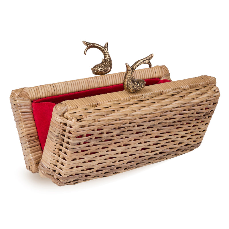 Clutch estruturada em rattan natural com fecho metálico dourado em formato de dois peixes entrelaçados.