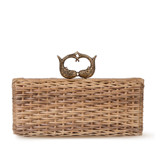 Clutch estruturada em rattan natural com fecho metálico dourado em formato de dois peixes entrelaçados.