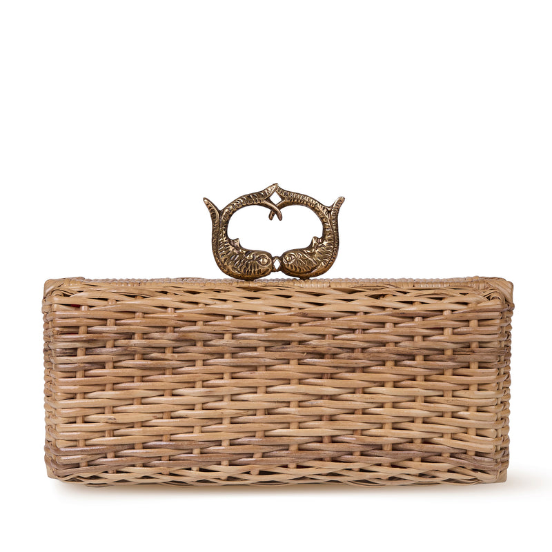 Clutch estruturada em rattan natural com fecho metálico dourado em formato de dois peixes entrelaçados.