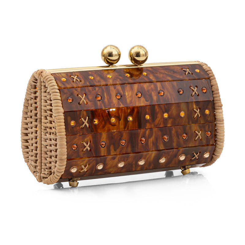 Bolsa clutch pequena em acrílico tartaruga, laterais em palha natural, aplicação de strass, fecho dourado em formato de bola e estrutura rígida de acabamento refinado.