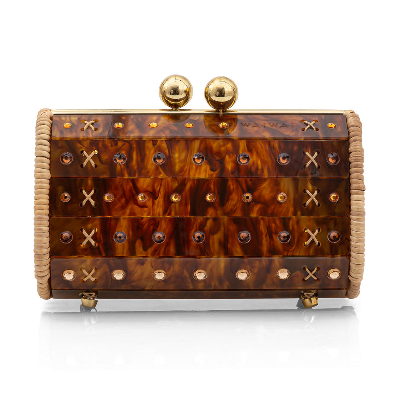 Clutch em acrílico tartaruga com aplicações em strass, laterais em palha, fecho bola dourado e acabamento sofisticado.