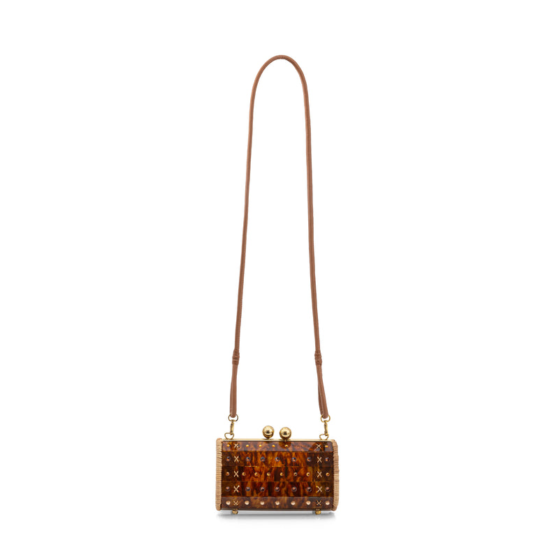 Bolsa clutch em acrílico tartaruga pequena, com strass aplicados, laterais em palha natural, fecho esférico dourado e estrutura rígida.