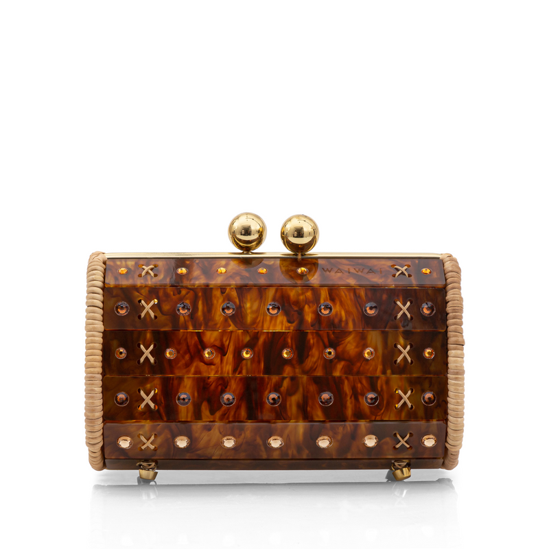 Bolsa clutch pequena em acrílico tartaruga com detalhes em strass aplicados, laterais em palha natural e fecho bola dourado. Estrutura rígida e acabamento sofisticado.