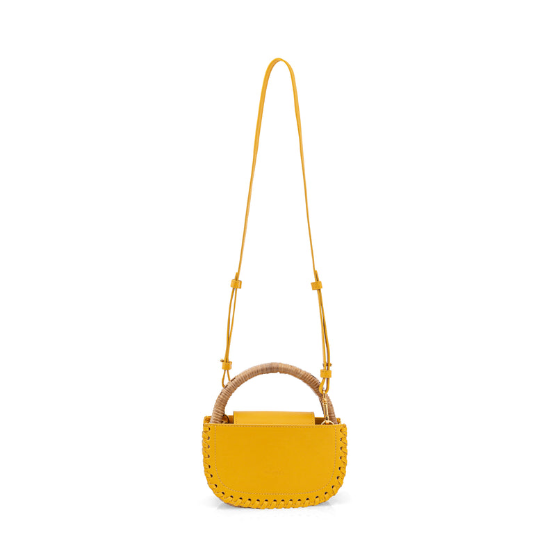 Bolsa de mão estruturada em couro amarelo com alça em bambu natural e acabamento trançado nas bordas. Elegância e minimalismo em um só design.