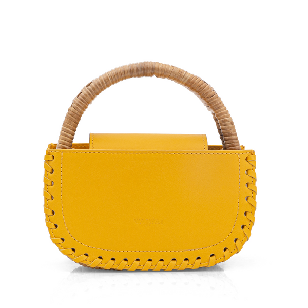 Bolsa de mão estruturada em couro amarelo, com alça em bambu natural e detalhes trançados nas bordas. Design sofisticado e minimalista, ideal para composições elegantes.