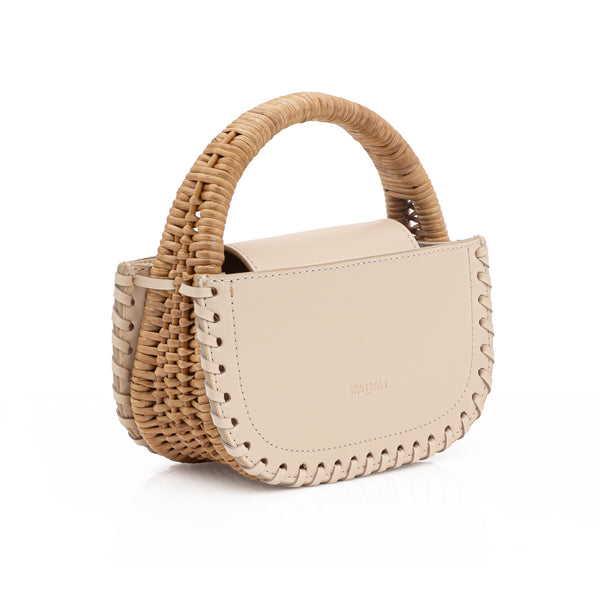 Bolsa de mão em couro bege claro estruturada, alça rígida em bambu natural e bordas com detalhes trançados. Sofisticada e minimalista.