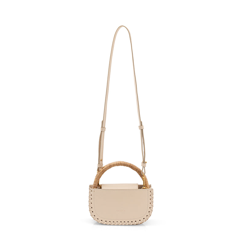 Bolsa de mão estruturada em couro bege claro com alça em bambu natural e acabamento trançado nas bordas. Elegância e minimalismo em um só design.