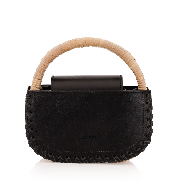 Bolsa de couro preta com detalhe de costura trançada nas laterais e alça estruturada revestida em vime natural.