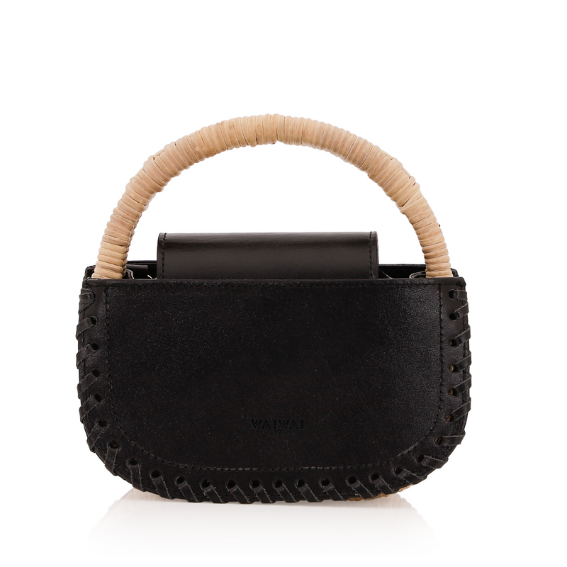 Bolsa de couro preta com detalhe de costura trançada nas laterais e alça estruturada revestida em vime natural.
