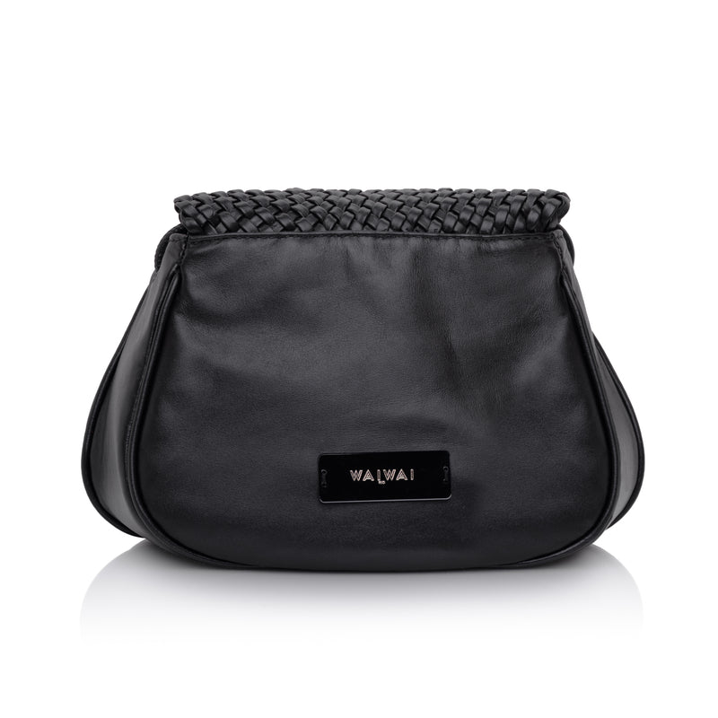 Bolsa estruturada em couro preto com detalhe artesanal trançado na aba.