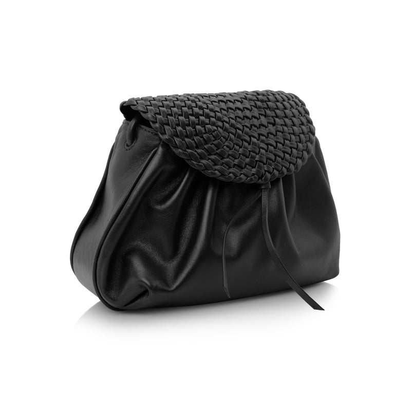 Bolsa autoral em couro preto com textura trançada e fechamento por tiras finas.