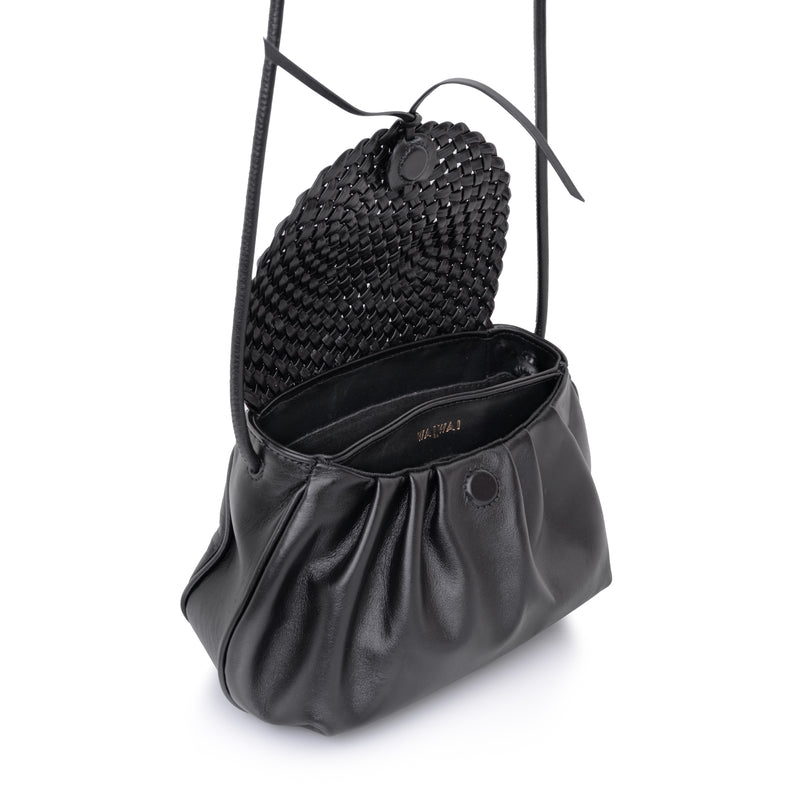 Bolsa feita à mão em couro preto com aba artesanal e corpo macio.