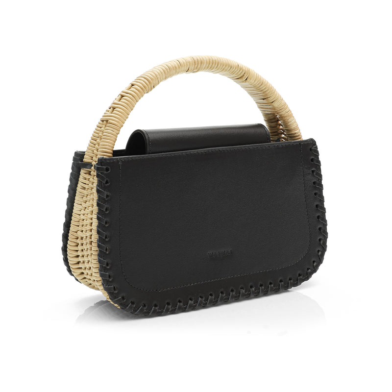 Bolsa estruturada em couro preto com detalhe de costura nas bordas e alça em rattan trançado.