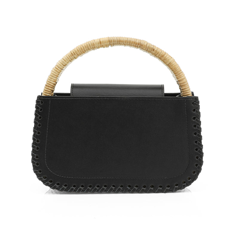 Bolsa estruturada em couro preto com detalhe de costura nas bordas e alça em rattan trançado.