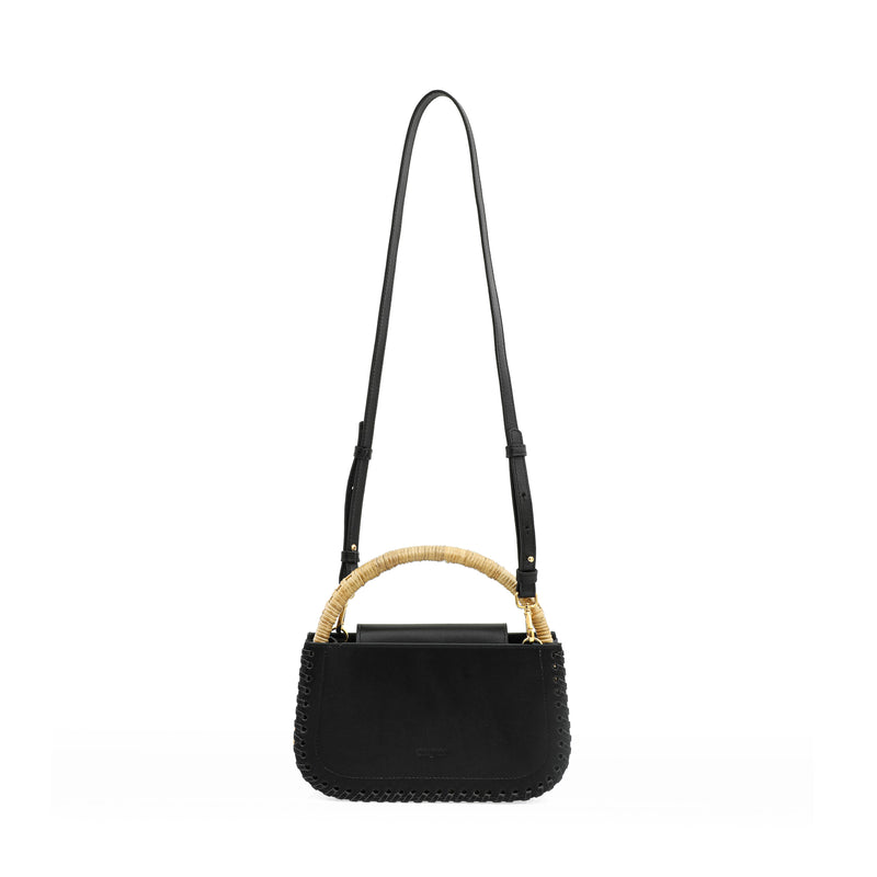 Bolsa estruturada em couro preto com detalhe de costura nas bordas e alça em rattan trançado.