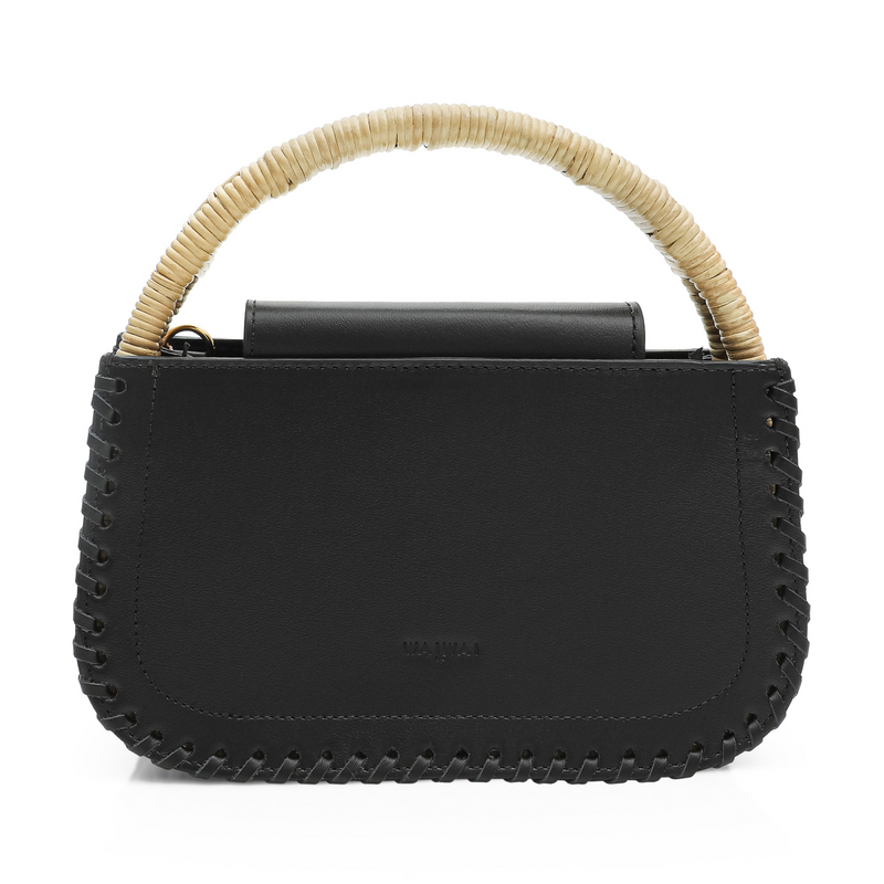 Bolsa estruturada em couro preto com detalhe de costura nas bordas e alça em rattan trançado.