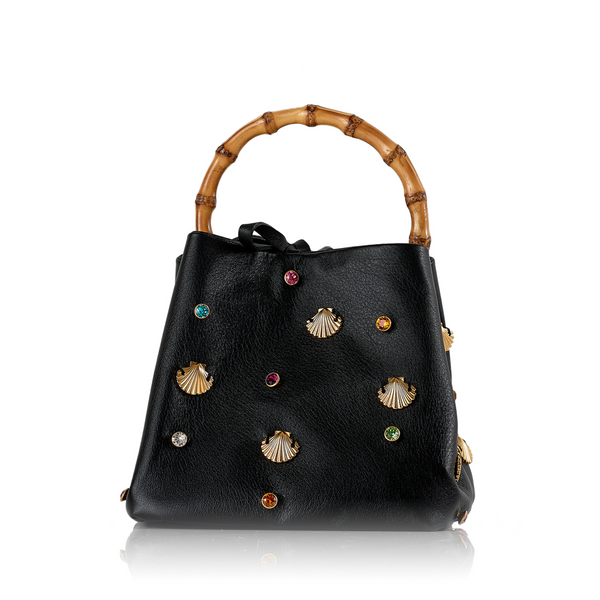 Bolsa em couro preto com aplicações de conchas douradas e cristais coloridos, alça rígida em bambu.