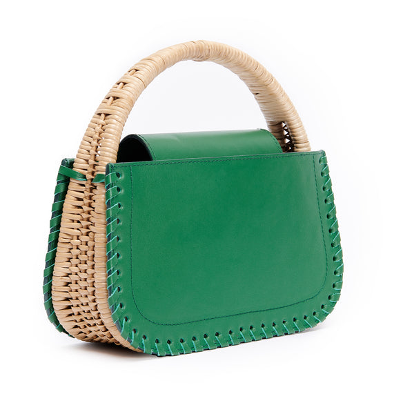 Bolsa de mão em couro verde estruturada, alça rígida em bambu natural e bordas com detalhes trançados. Sofisticada e minimalista.