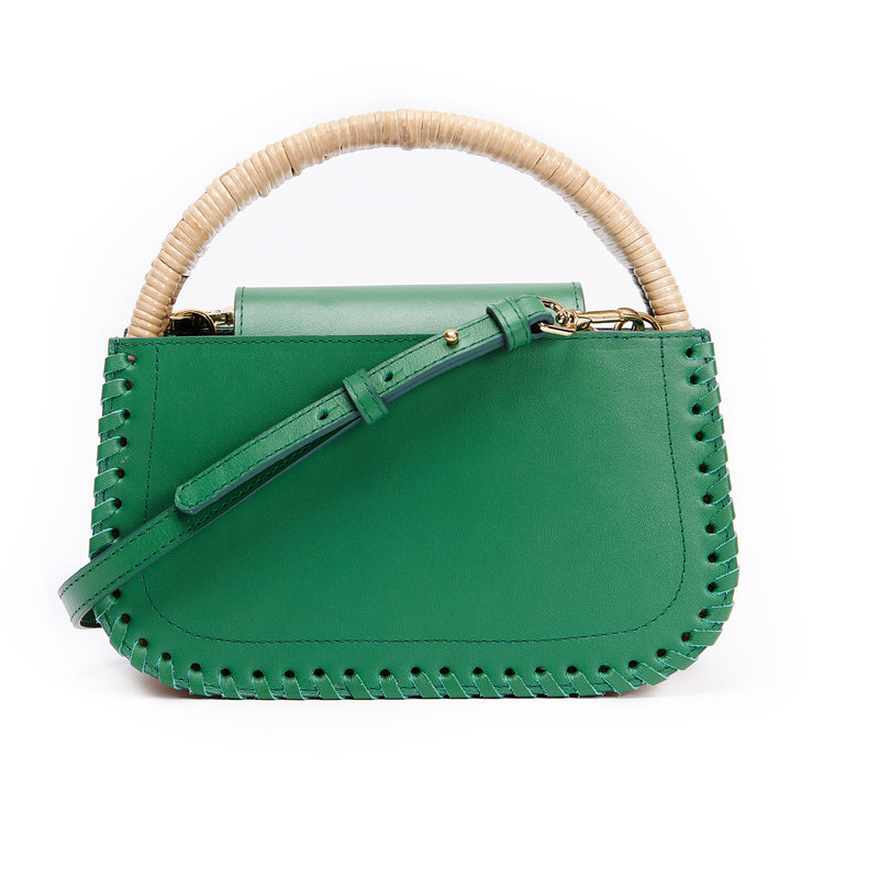 Bolsa de mão estruturada em couro verde com alça em bambu natural e acabamento trançado nas bordas. Elegância e minimalismo em um só design.