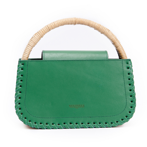 Bolsa de mão estruturada em couro verde, com alça em bambu natural e detalhes trançados nas bordas. Design sofisticado e minimalista, ideal para composições elegantes.