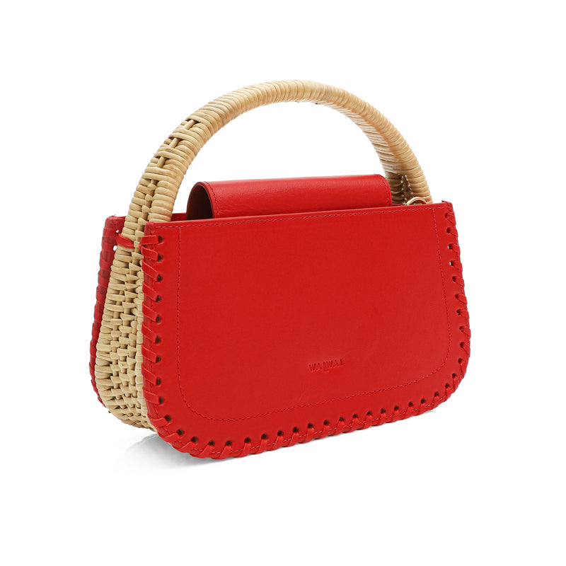 Bolsa estruturada em couro vermelho com detalhe de costura nas bordas e alça em rattan trançado.