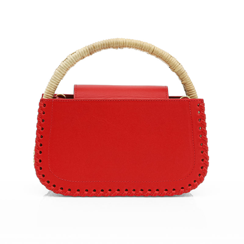 Bolsa estruturada em couro vermelho com detalhe de costura nas bordas e alça em rattan trançado.