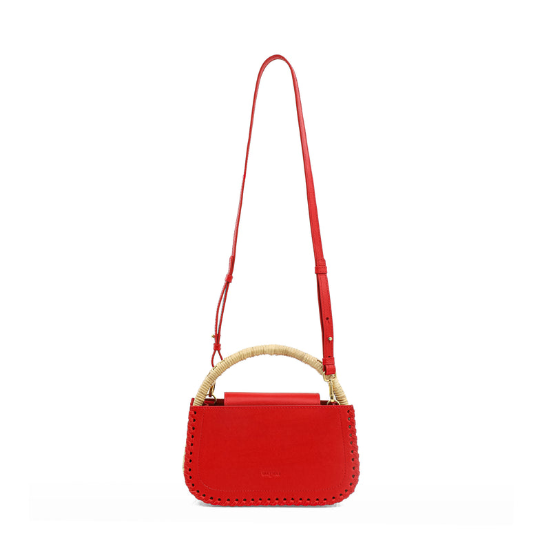 Bolsa estruturada em couro vermelho com detalhe de costura nas bordas e alça em rattan trançado.