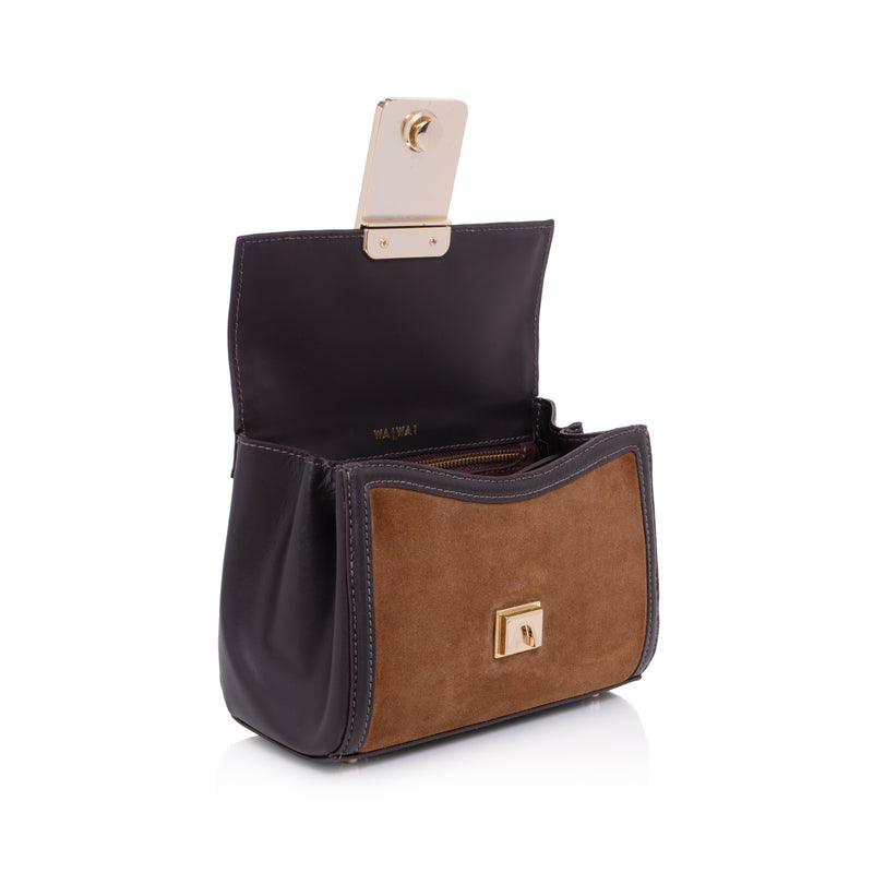 Bolsa estruturada Waiwai em camurça marrom com detalhes em couro preto, fecho retangular em resina marmorizada, alça superior revestida em rattan e acabamento sofisticado.