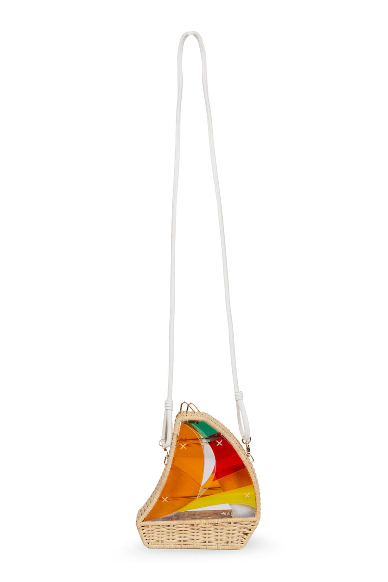 Bolsa em formato de barco à vela com base em rattan e velas em acrílico colorido em tons de laranja, vermelho, amarelo e verde, com detalhes em costura cruzada.