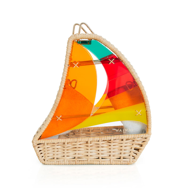 Bolsa em formato de barco à vela com base em rattan e velas em acrílico colorido em tons de laranja, vermelho, amarelo e verde, com detalhes em costura cruzada.