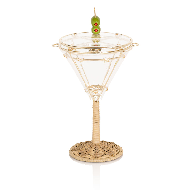 Bolsa em formato de taça de martini com base em rattan trançado, corpo em acrílico transparente com detalhes dourados e fecho divertido em formato de azeitona verde.