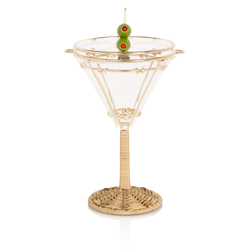 Bolsa em formato de taça de martini com base em rattan trançado, corpo em acrílico transparente com detalhes dourados e fecho divertido em formato de azeitona verde.