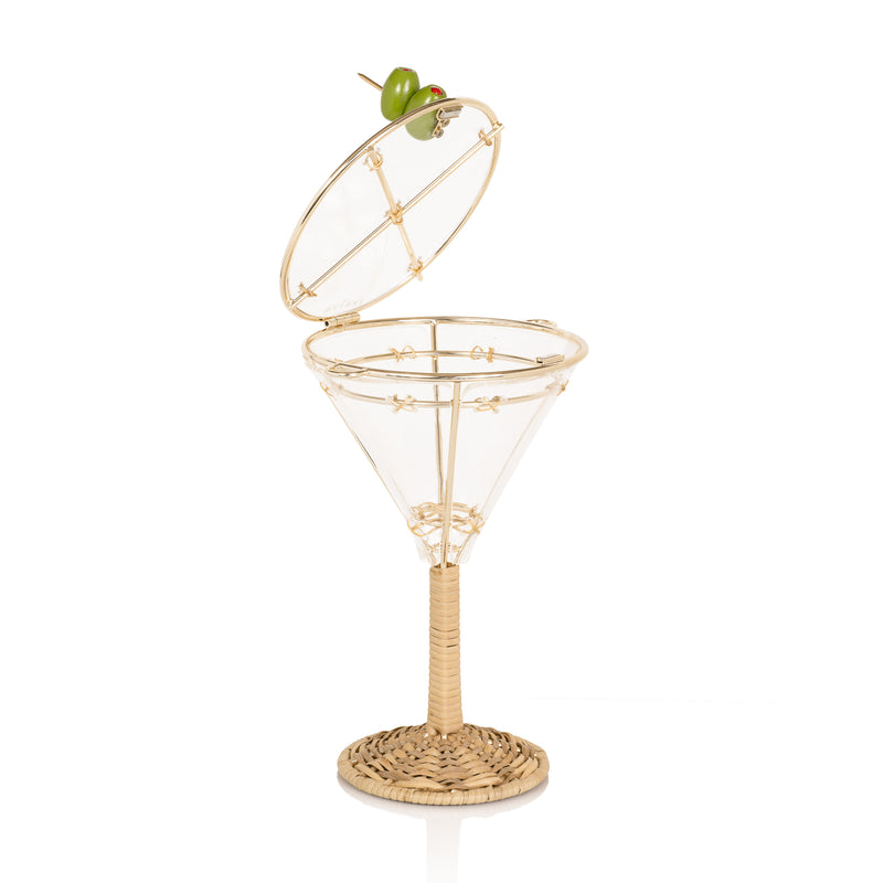 Bolsa em formato de taça de martini com base em rattan trançado, corpo em acrílico transparente com detalhes dourados e fecho divertido em formato de azeitona verde.